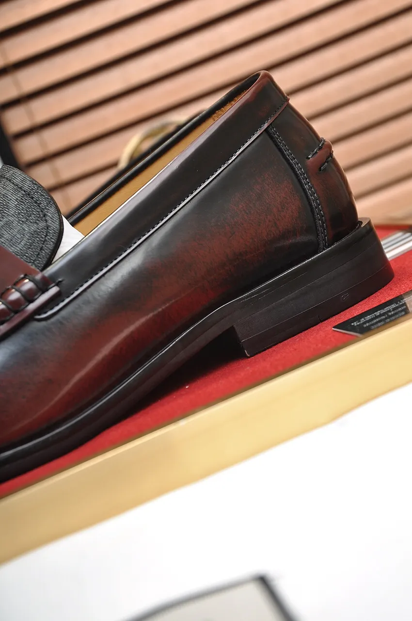 Men's shoes💰560💶Italy's top luxury men's shoe giant (GUCCI) (Gucci) (full cowhide lining) new arrival🍃Original European style🔰 Pleasant to the eye😍In order to make the shoes more durable and non-deformable🌀The production continues to follow traditional methods but there is still no lack of innovation💪Choose original sheepskin for the leather♻️ Smooth and natural And extra bright ⭐Made of imported cowhide, the first choice of rich people 38-45 (45 customized)